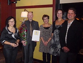 Vuoden Yrittäjä 2013-palkinto luovutettiin T.A Tilikontrolli Oy:lle. Palkintoa vastaanottamassa Tuula ja Juha Anttiroiko & onnittelemassa Helena Hentunen, Heini Salmu ja Kimmo Salmela.